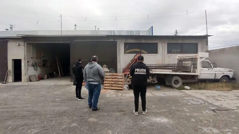 Trelew: Allanan empresa constructora para secuestrar un brazo de grúa mecánico