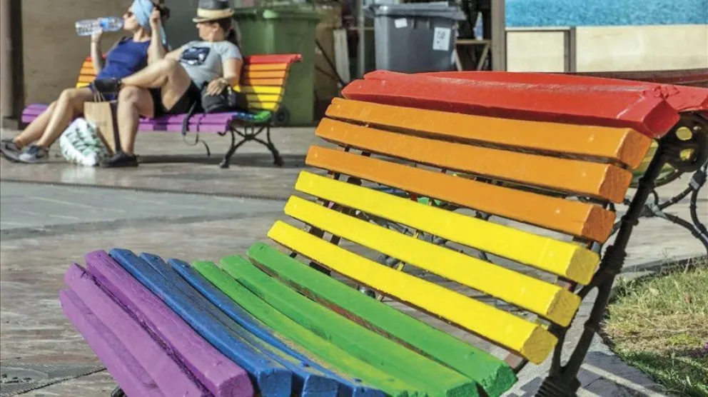 Pintarán bancos con los colores de las banderas de la diversidad