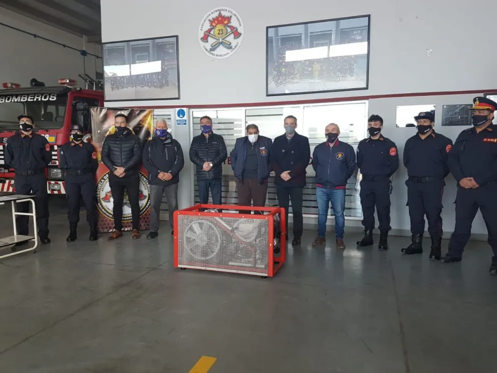 PAE donó un compresor al Cuartel Central de Bomberos Voluntarios 