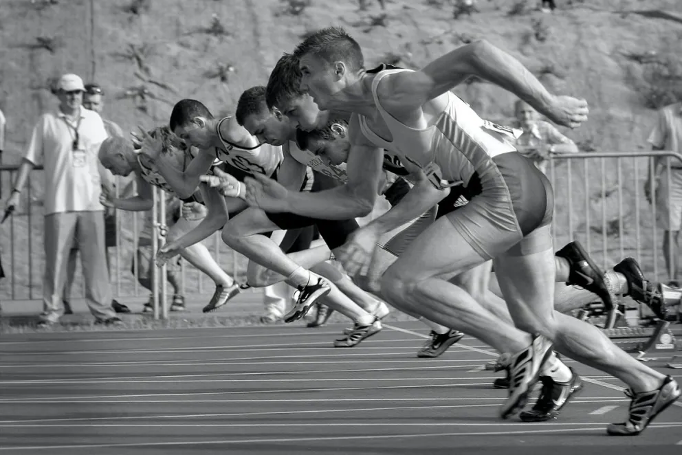 Correr inclinados hacia adelante favorece las lesiones deportivas
