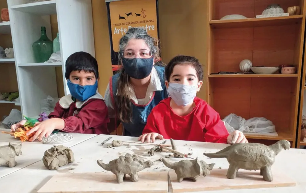 Dinopatagonia, esculturas de dinosaurios hechas por chicos y chicas durante la pandemia