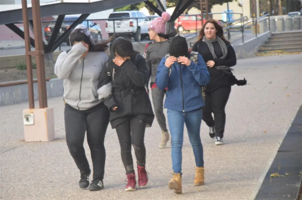 El viento “voló todo” y se mantiene el alerta naranja para el día de hoy