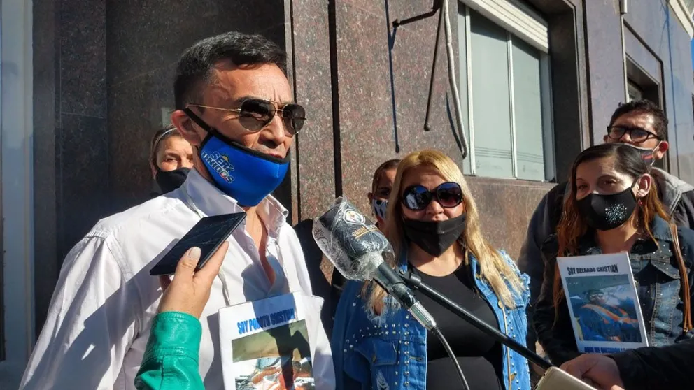 Dice que el asesino de su hijo está suelto y que puede volver a matar