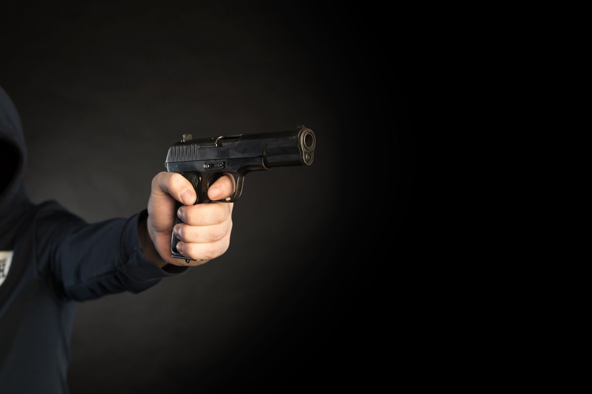 Subió a una mujer a su auto y al detenerse en el camino lo amenazaron con un arma y le robaron el rodado