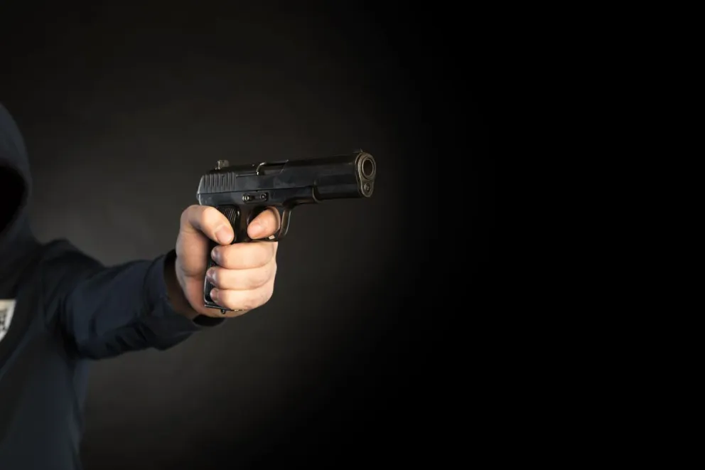 Subió a una mujer a su auto y al detenerse en el camino lo amenazaron con un arma y le robaron el rodado