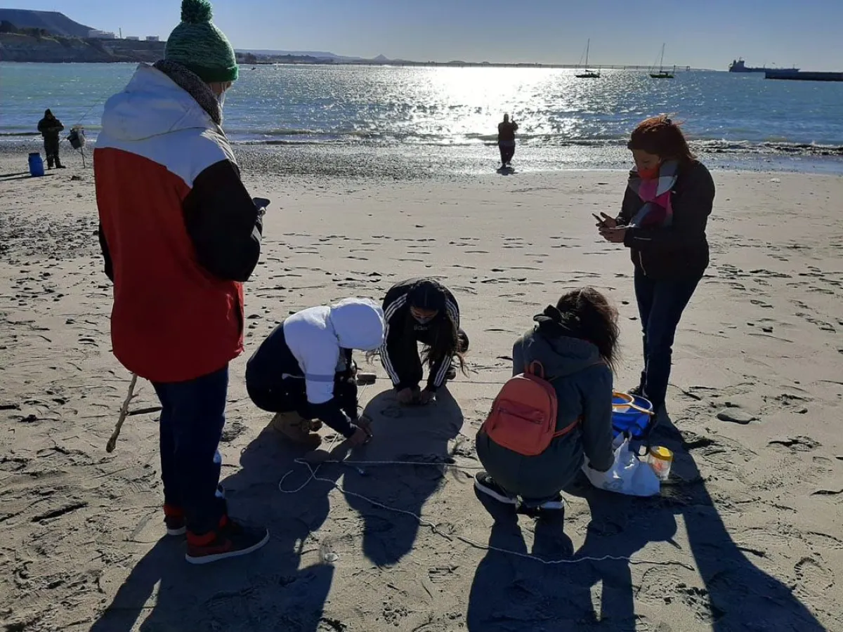 Proyecto de microplásticos en las costas de Comodoro Rivadavia pasó a la instancia nacional de la Feria de Ciencias