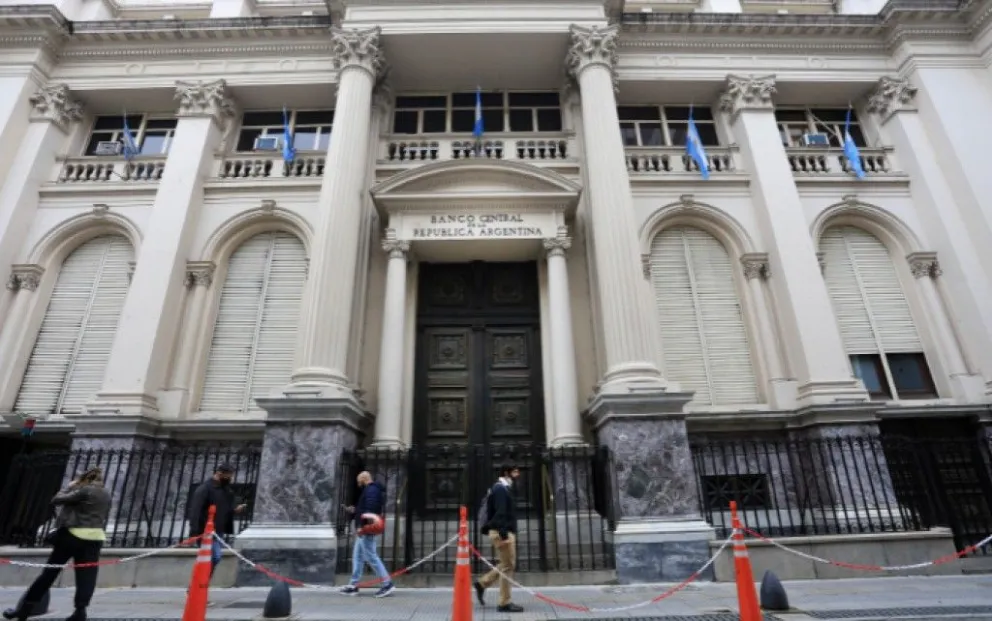 El BCRA analiza la posibilidad de terminar con el sistema de turnos previos de los bancos para atención presencial
