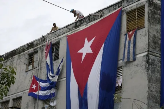 En medio de la tensión con EE.UU, Cuba abre su economía