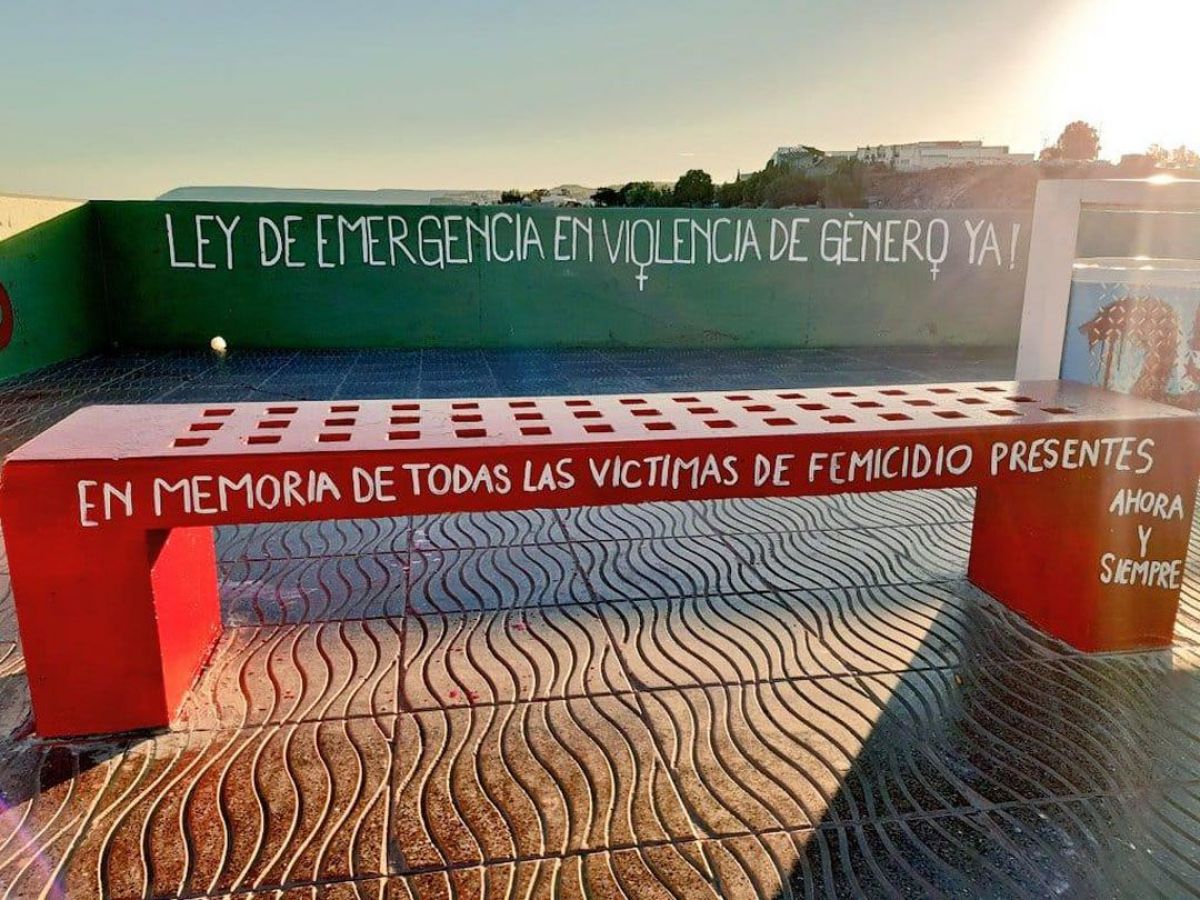 Pintaron un banco en memoria de las víctimas de femicidio