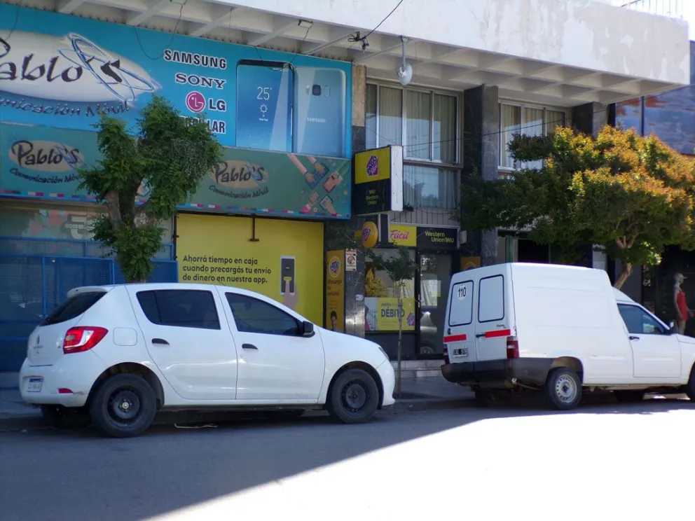 Motochorro pretendió robar céntrico “Pago Fácil” de Trelew a los ‘mazazos’