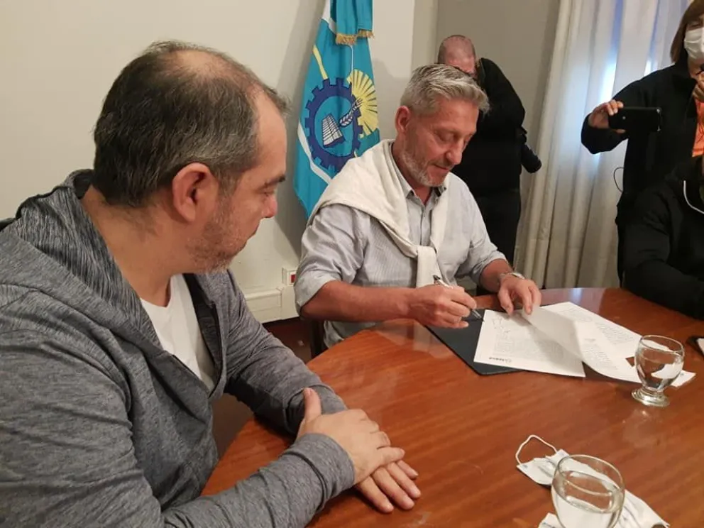 Arcioni rubricó el acta acuerdo de recomposición salarial para la Policía del Chubut | Diario Crónica