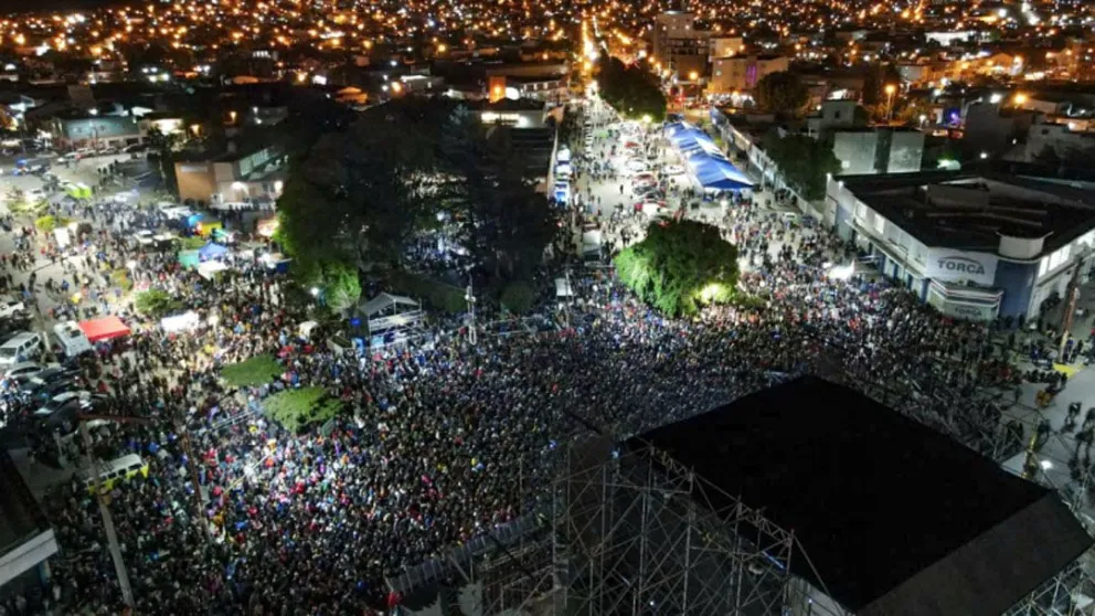 Caleta Olivia celebró su 120º aniversario con un festival y un desfile