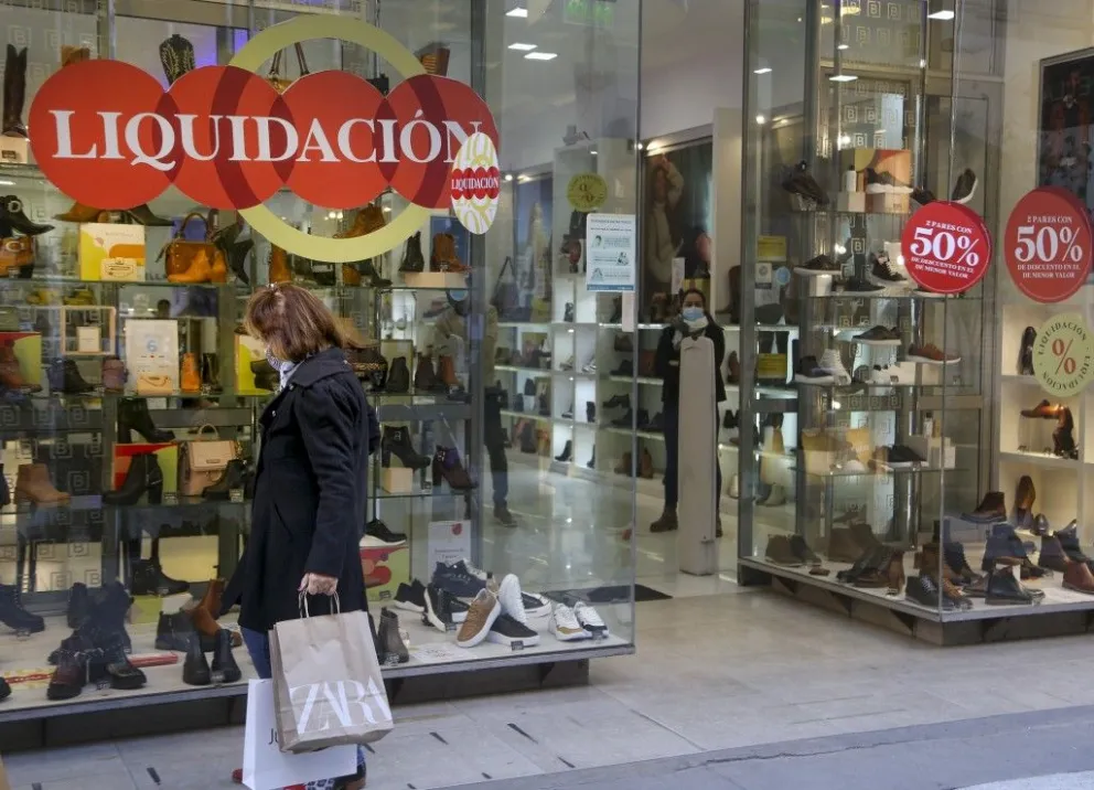 Inflación: por qué Argentina lidera aumentos de precios de indumentaria y calzado en el mundo