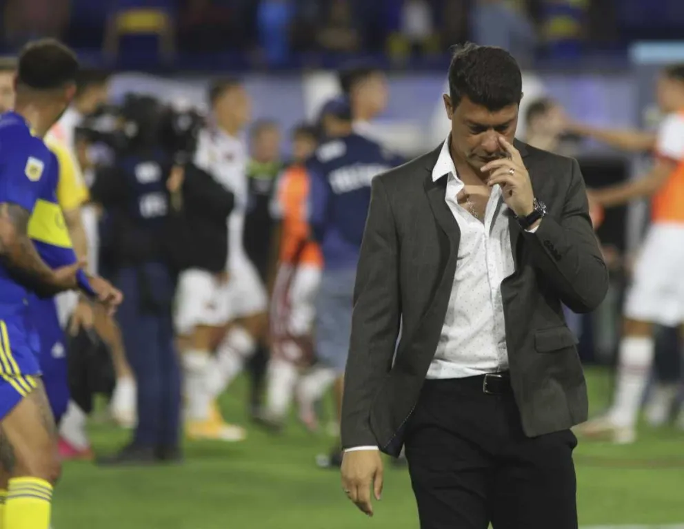 Battaglia sacó del equipo titular a Cardona, Villa y Zambrano