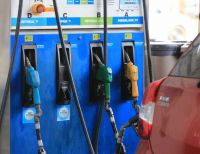 El Gobierno acordó con las petroleras que los combustibles no podrán aumentar más de 4% por mes entre diciembre y marzo
