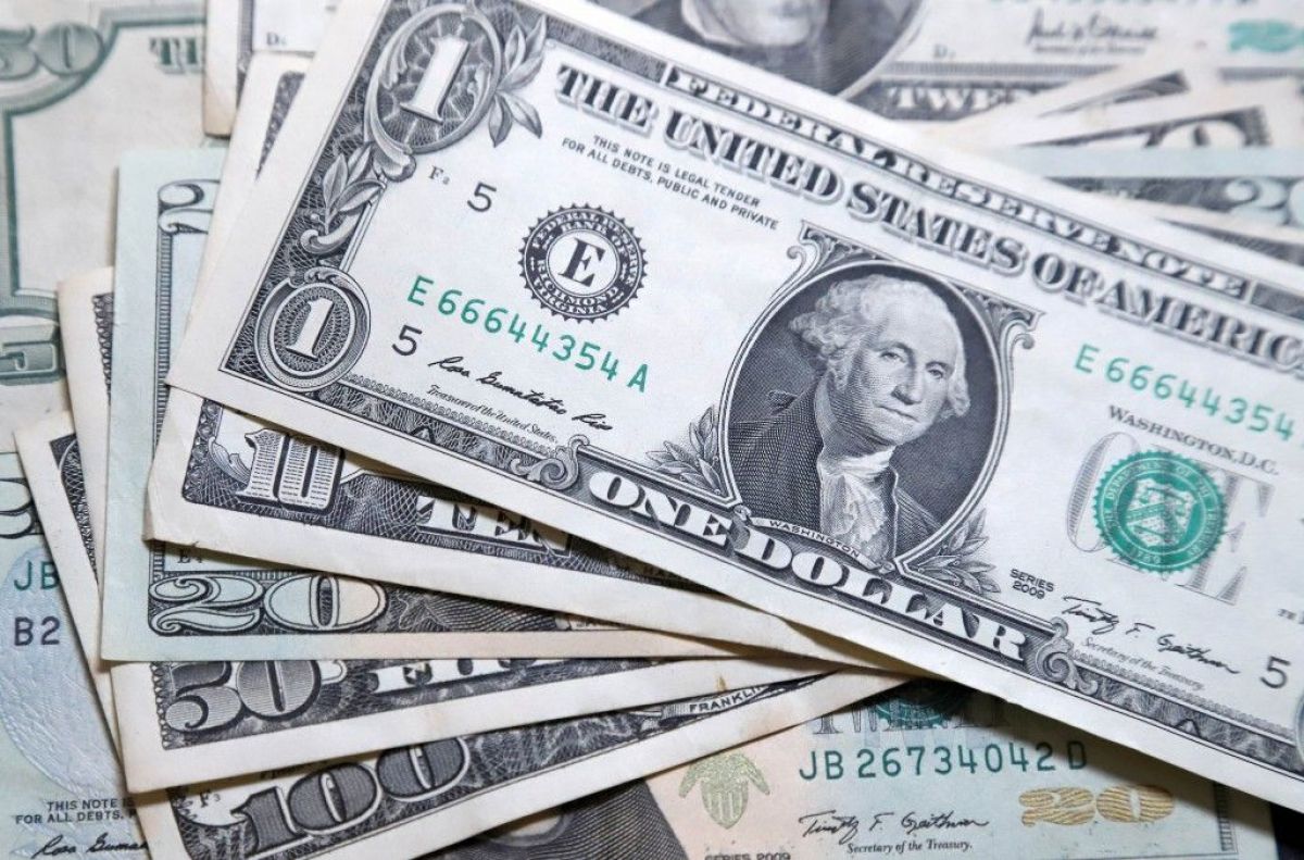 El dólar paralelo quedó en el nivel más bajo de las últimas cinco semanas