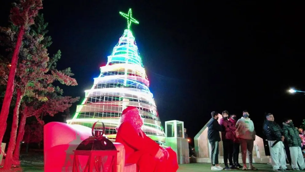 En Cañadón Seco se recreó el pesebre viviente y se encendió árbol navideño