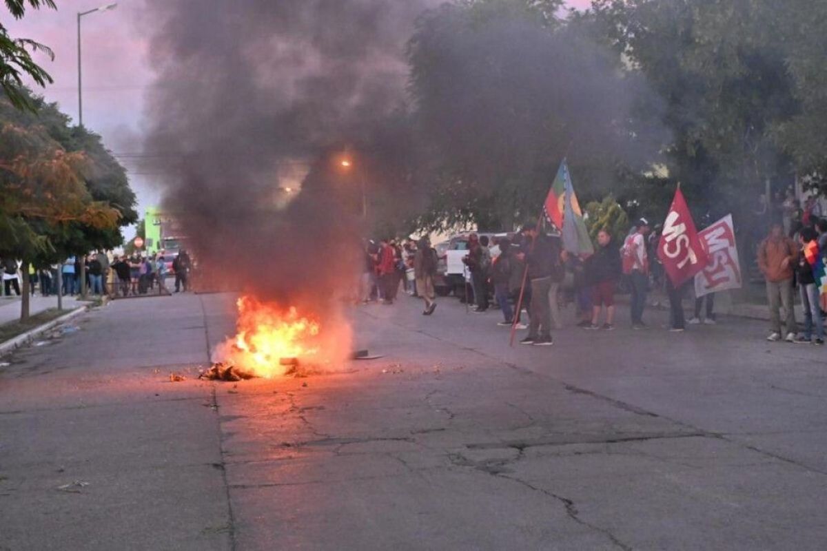 Manifestantes que se oponen a la ley de megaminería incendian la Casa de Gobierno y otros edificios públicos