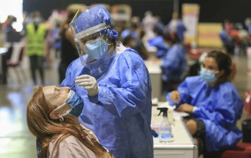 Descendieron por primera vez en dos meses los casos de coronavirus