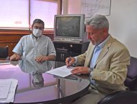 Arcioni firmó convenio para la construcción de viviendas en Paso del Sapo