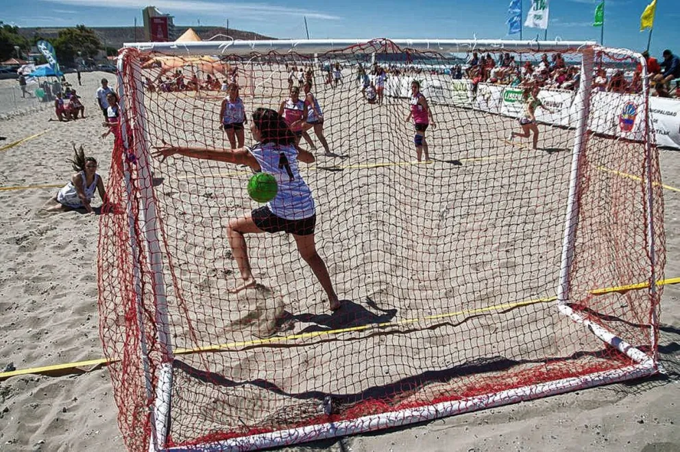 Beach handball: Petro Pádel Fly y Las Conejas fueron los ganadores
