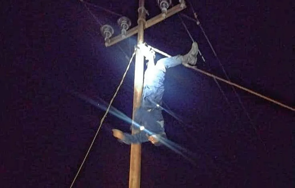 Quiso robar cables, se electrocutó y tuvieron que rescatarlo al quedar colgado del tendido