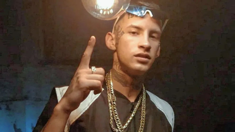 Allanaron dos casas del cantante L-Gante: encontraron la réplica de un arma de fuego