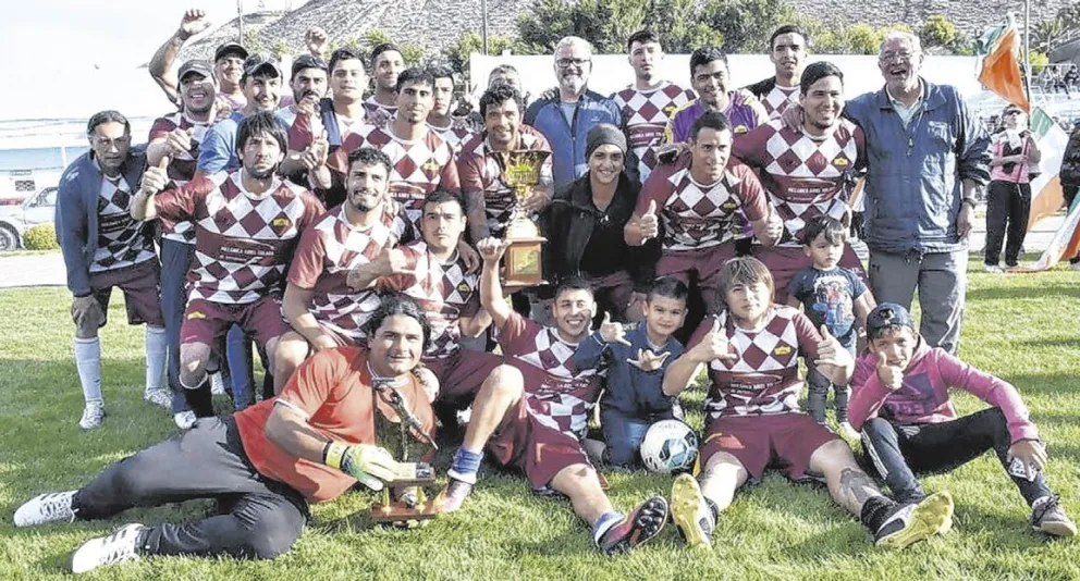 Fútbol barrial: UOCRA de Caleta se consagró campeón