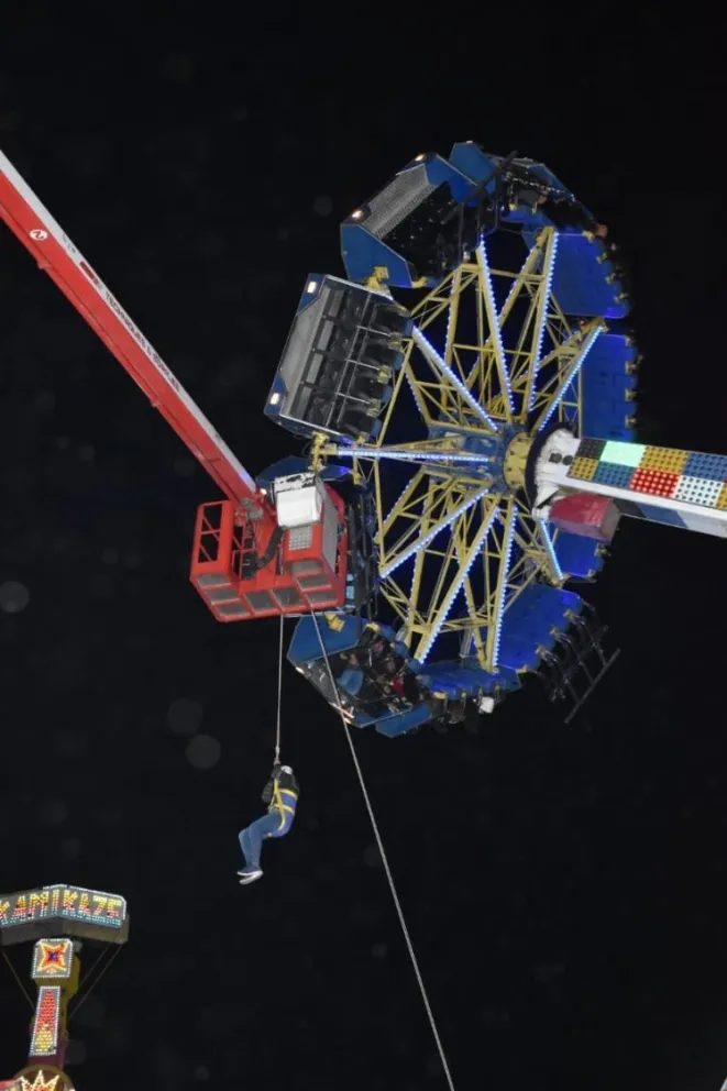 Rescataron a 36 personas que quedaron suspendidas en el juego "Martillo"