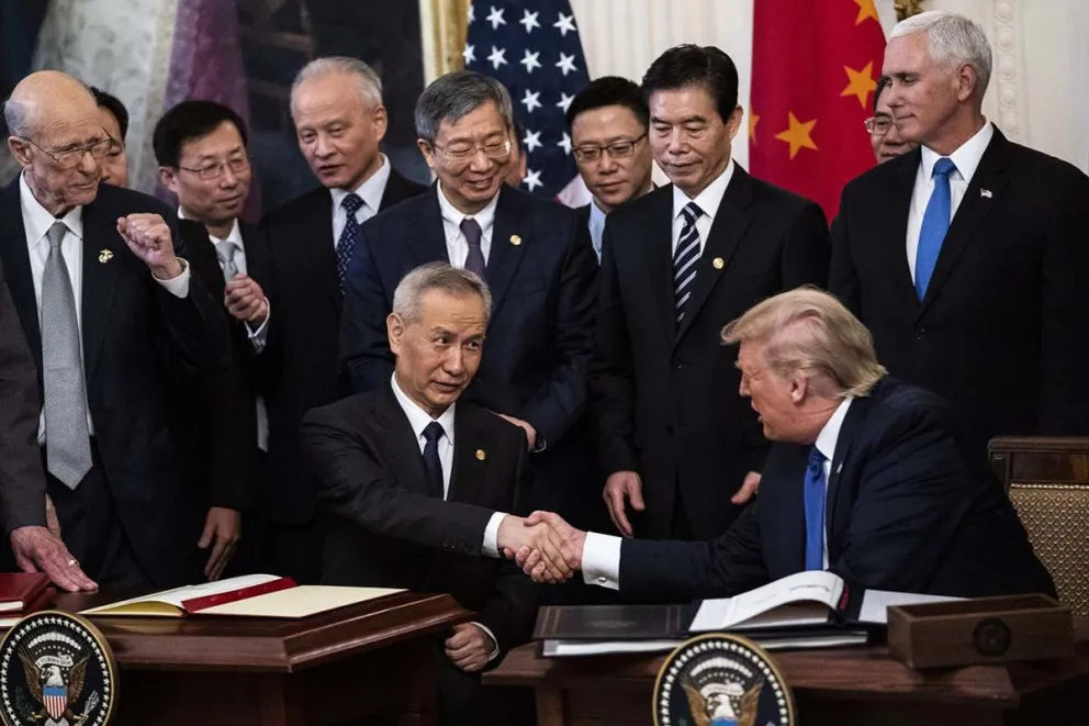Trump firma la primera fase del acuerdo comercial con China