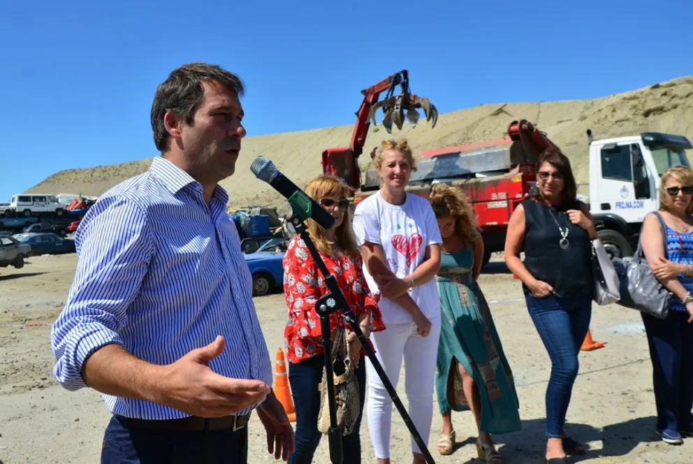 Comenzó la compactación de casi 4.000 vehículos en el corralón municipal de KM 4