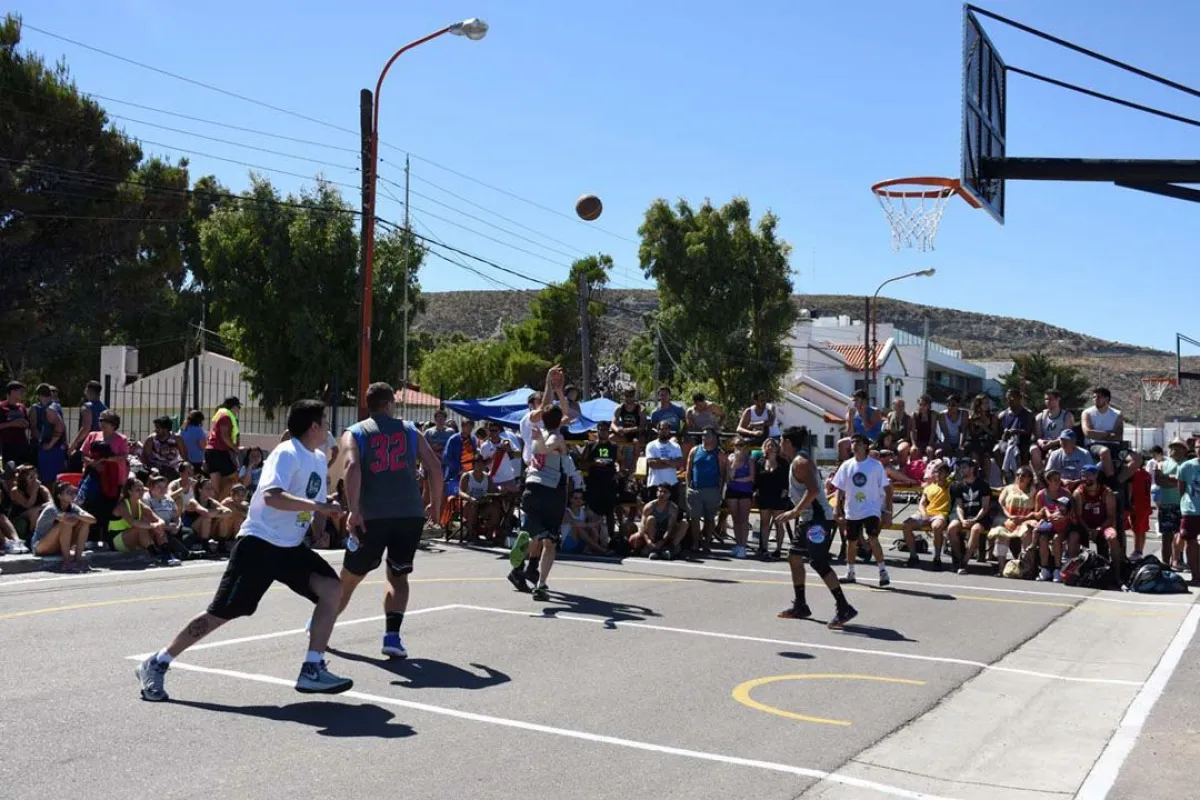 En Rada Tilly se juega el básquetbol callejero | Diario Crónica