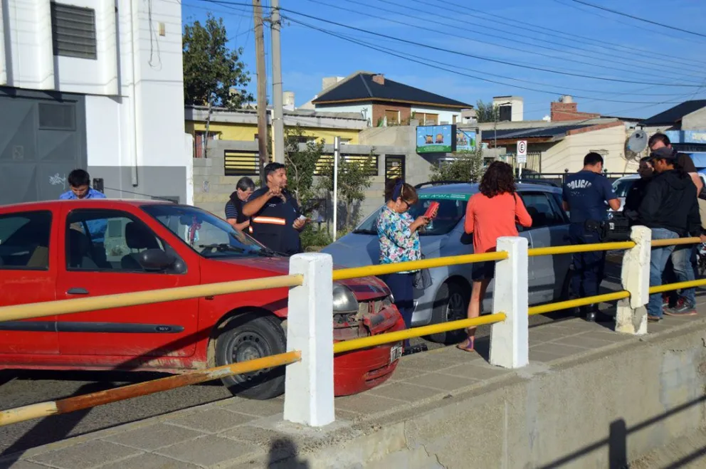 Joven conductora golpeada tras fuerte colisión en avenida Roca casi Kennedy