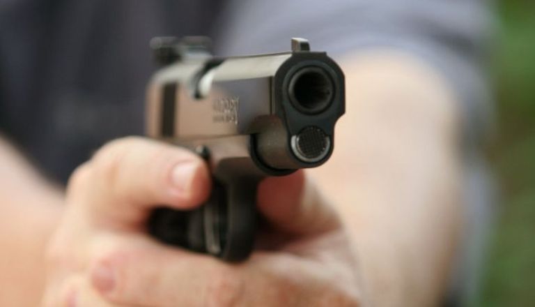 Detuvieron a un hombre por amenazar a trabajadores y clientes con armas y picanas.