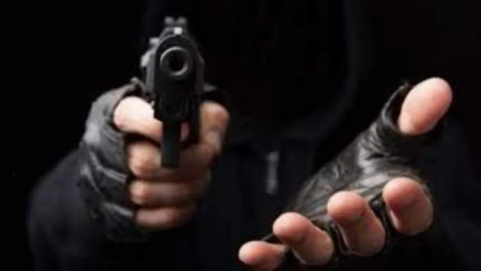 “Corré o te doy un corchazo”: un delincuente armado le robó el celular a un menor cuando iba a la escuela