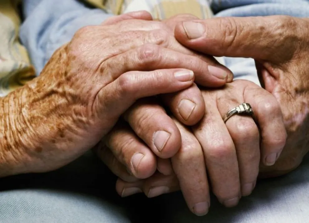 Abandonaron a su suerte a un anciano muy enfermo y sus vecinos lo rescataron de una muerte segura