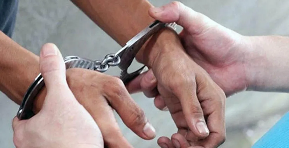 Fue a dejarle elementos a su pareja a la comisaría y también fue detenido 