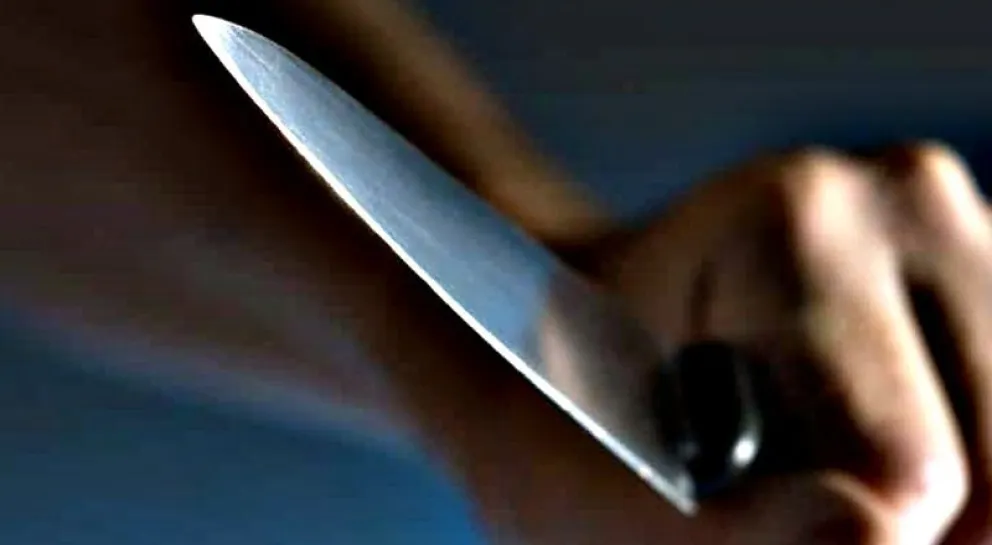 Fue apuñalado dos veces en medio de una riña y se encuentra estable.