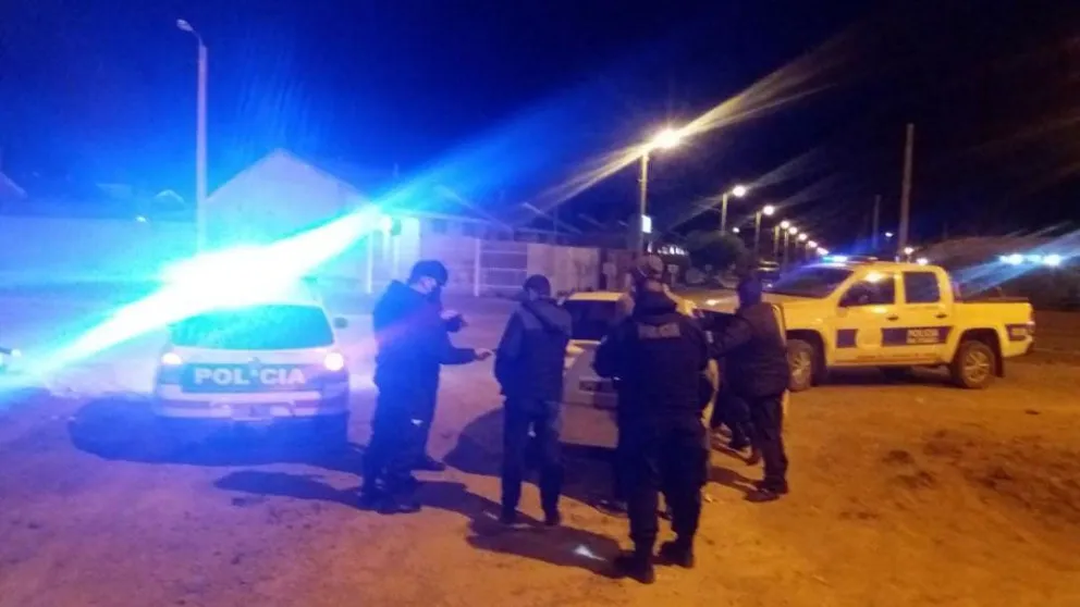 En medio de feroz enfrentamiento a tiros entre bandas antagónicas en Trelew hubo una casa baleada y un herido