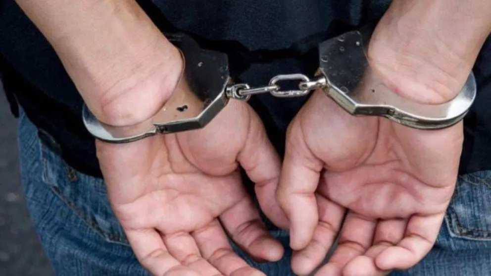 Golpeó y amenazó de muerte a su pareja con un arma