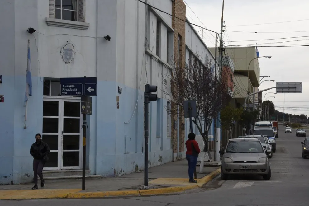 Un hombre fue aprehendido tras sustraer elementos de un vehículo