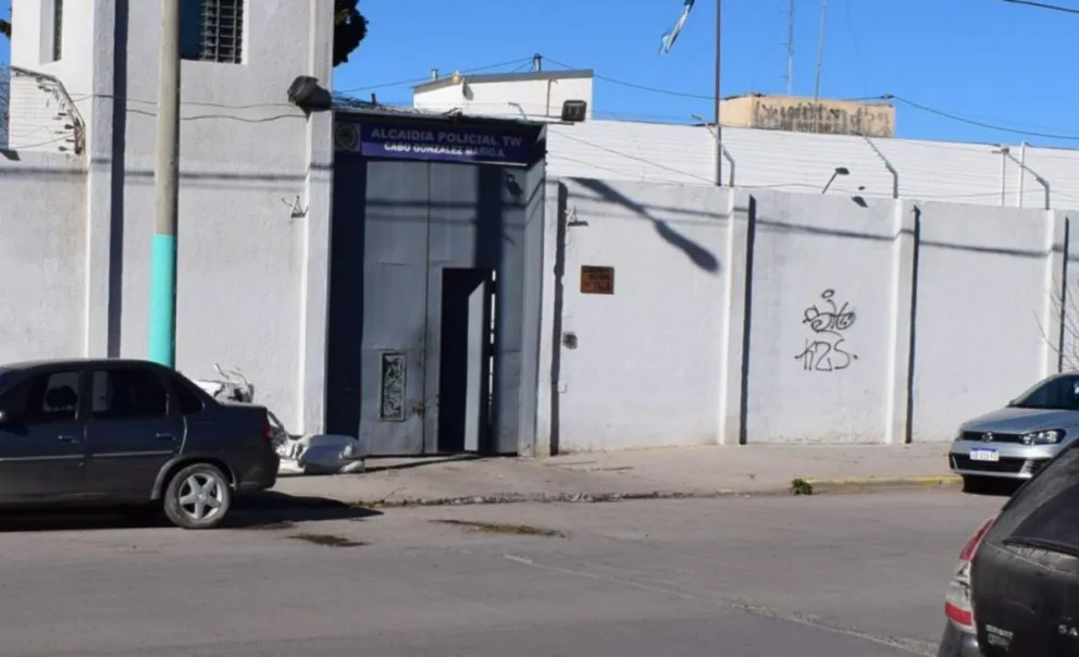 Atacaron a “facazos” a preso en la Alcaidía de Trelew y lo hirieron en la zona baja del cuerpo