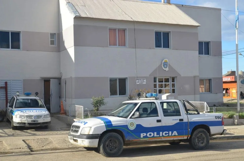Quisieron robar en una empresa, fueron perseguidos por la policía y secuestraron una camioneta