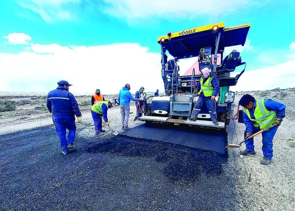 Comenzaron trabajos de repavimentación de la RN 25 entre Las Plumas-Los ...