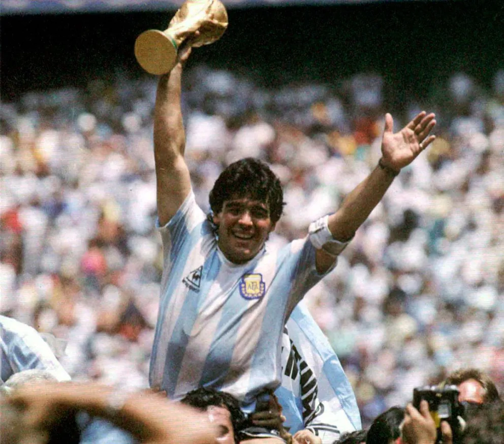 Murió Diego Maradona, el mejor futbolista de la historia