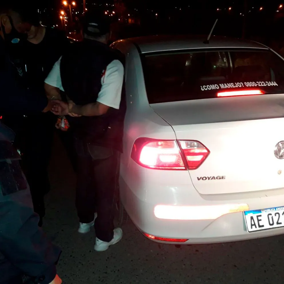 Se negó a pagar un viaje en remis y fue demorado