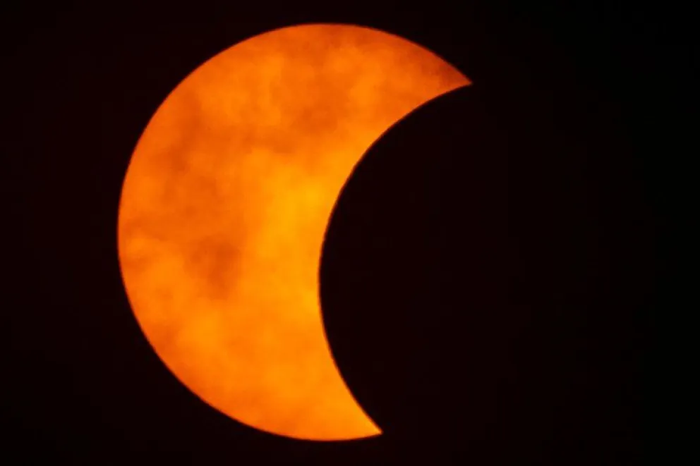 Hoy es el gran día del eclipse solar 2020 en Argentina: cómo, cuándo y dónde verlo de forma segura
