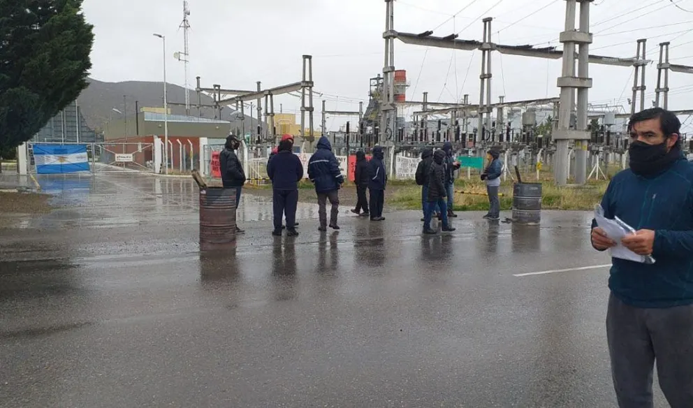 Trabajadores de Energía del Sur preocupados por sus fuentes laborales ante el planteo de cierre de la empresa