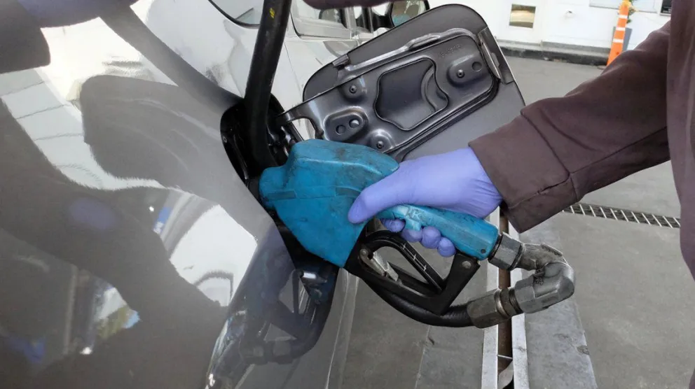 Combustibles: por la caída del barril de petróleo bajarán hasta 3% el precio de naftas y gasoil