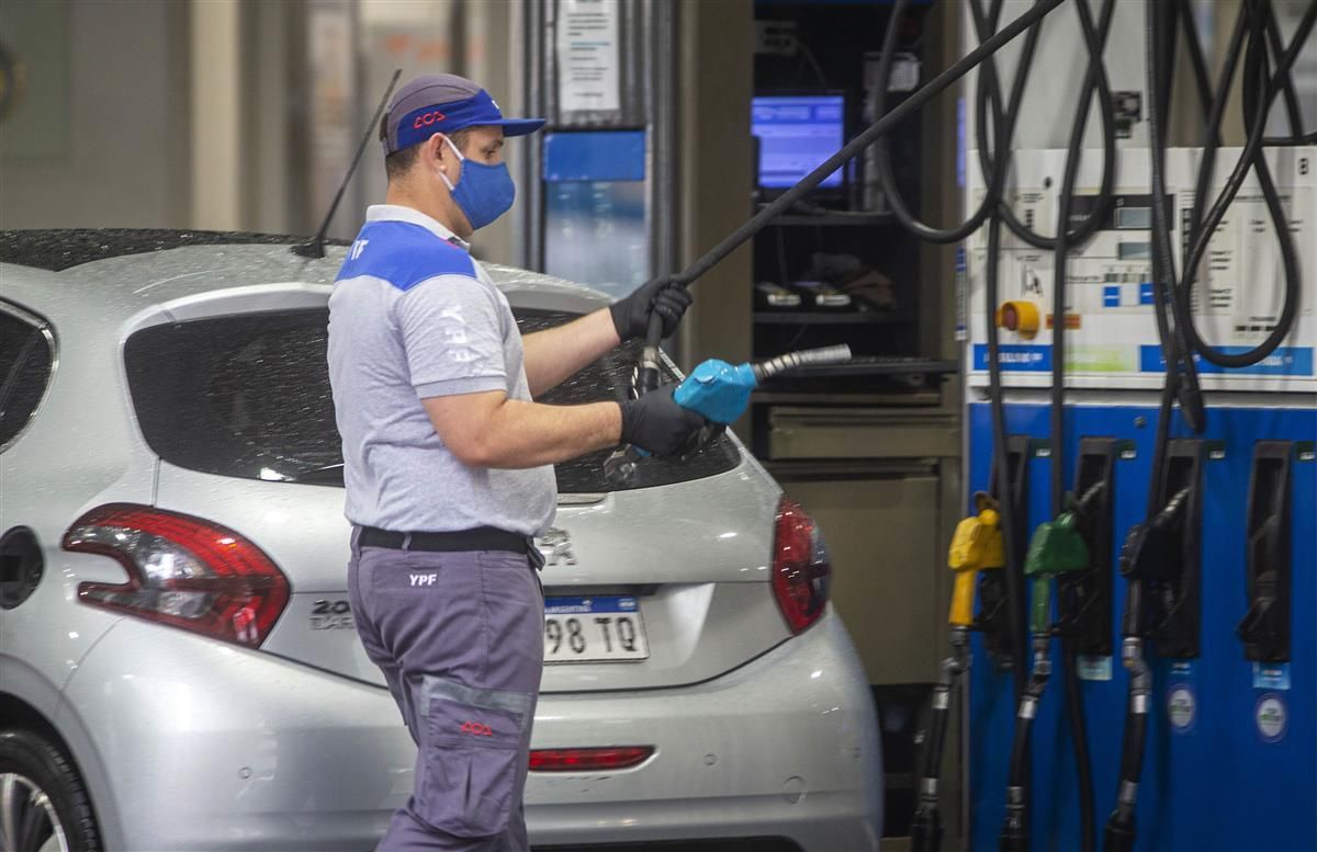 YPF se sumó al aumento del 3,8% de sus combustibles